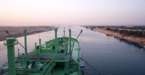 Passaggio di una nave nel Canale di Suez.