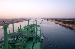 Passaggio di una nave nel Canale di Suez.