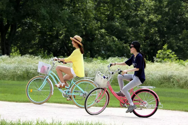 Andare in bicicletta, mobilità sostenibile a basso impatto ambientale.