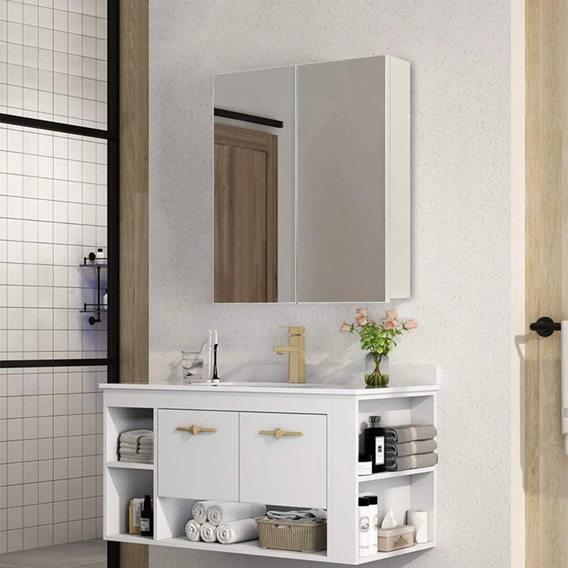 Arredamento del bagno con specchio a parete e mobile sospeso.