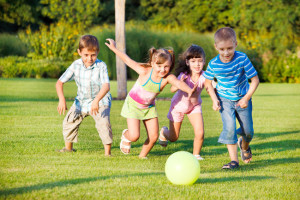 Bambini che giocano all'aperto.