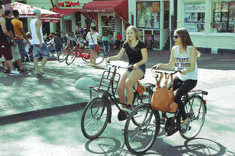 Bici da passeggio da donna, ideale per muoversi comodamente in città.