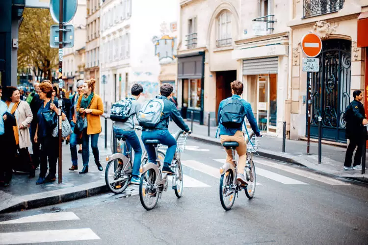 Pedalare con la bicicletta in città.