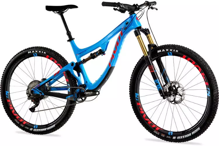 Una bici sportiva mountain-bike.