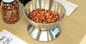 Una bilancia da cucina elettronica o digitale.