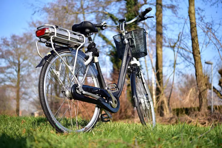 Bicicletta elettrica da città, chiamata anche e-bike.