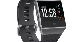 Lo smartwatch Fitbit Ionic.